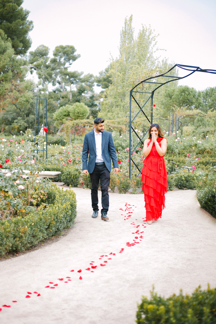 Una pedida de mano hindú bajo las luces del atardecer y las hojas de otoño en el Parque del Retiro