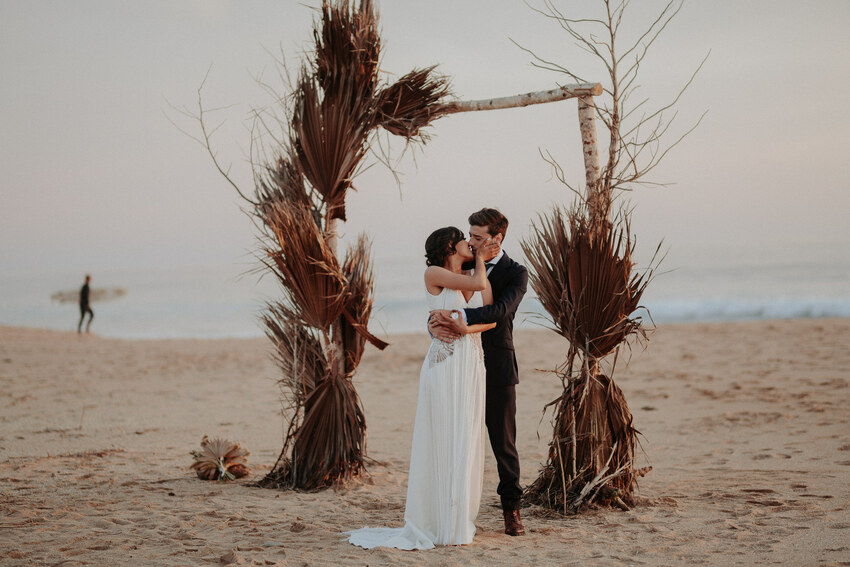 A wedding at the Nacarum restaurant under the shade of the palm trees in Cadiz